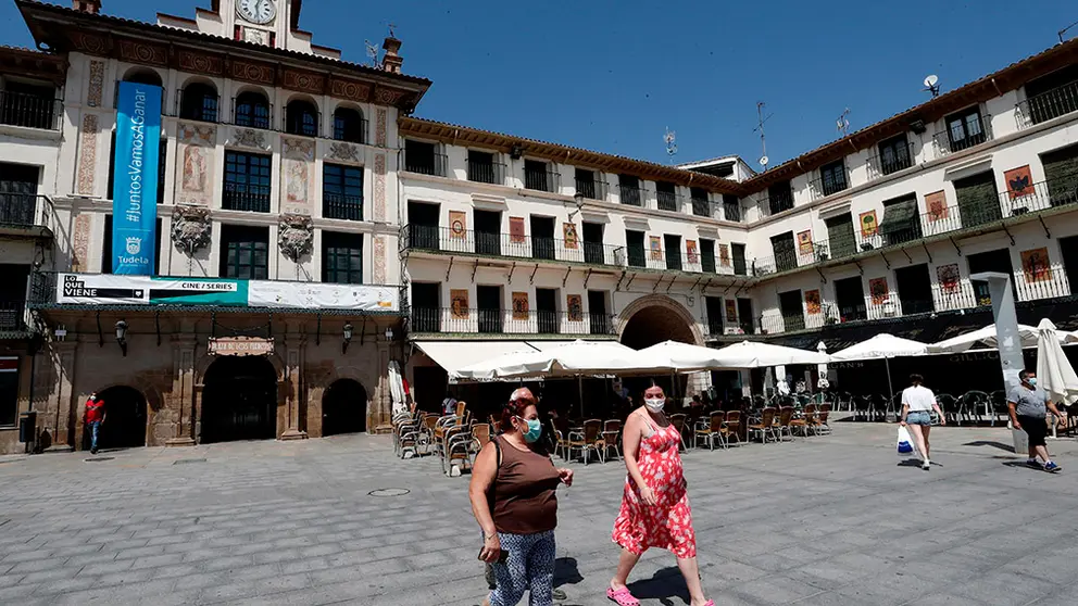 GRAFCAV7178. TUDELA (NAVARRA), 10/07/2020.- Varias personas pasean con su mascarilla puesta por la Plaza de los Fueros de Tudela donde se ha detectado un brote de coronavirus tras la celebración de una boda. EFE/ Jesus Diges
