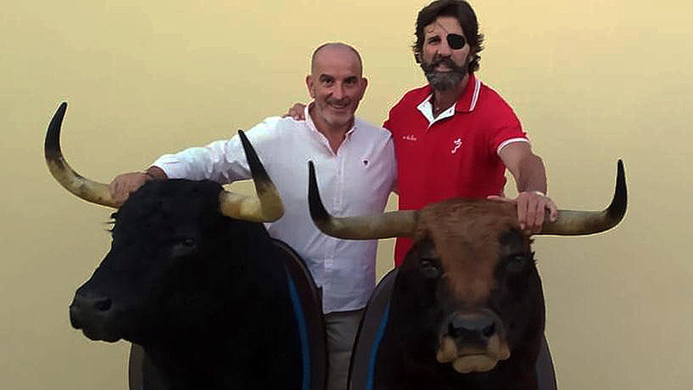 El pamplonés Iñaki González entrega a Juan José Padilla las dos cabezas de los Jandilla que lidió el día de su despedida en Pamplona el 13 de julio de 2018.