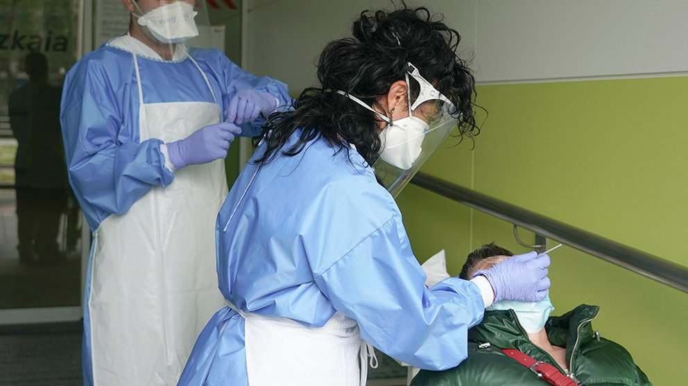 Dos sanitarios protegidos con guantes, mascarillas y pantallas protectoras recogen una muestra de una trabajadora funcionaria que ha dado positivo en Covid-19 o ha estado en riesgo de darlo, para realizar un Análisis PCR en un local de la Diputación de Bizkaia, en Bilbao/Bizkaia/Euskadi (España) a 14 de abril de 2020.

30 MAYO 2020;VIZCAYA;BIZCAIA;PAÍS VASCO;EUSKADI;CORONAVIRUS;COVID-19;PANDEMIA;EPIDEMIA;SANITARIOS;PCR
  (Foto de ARCHIVO)

19/5/2020