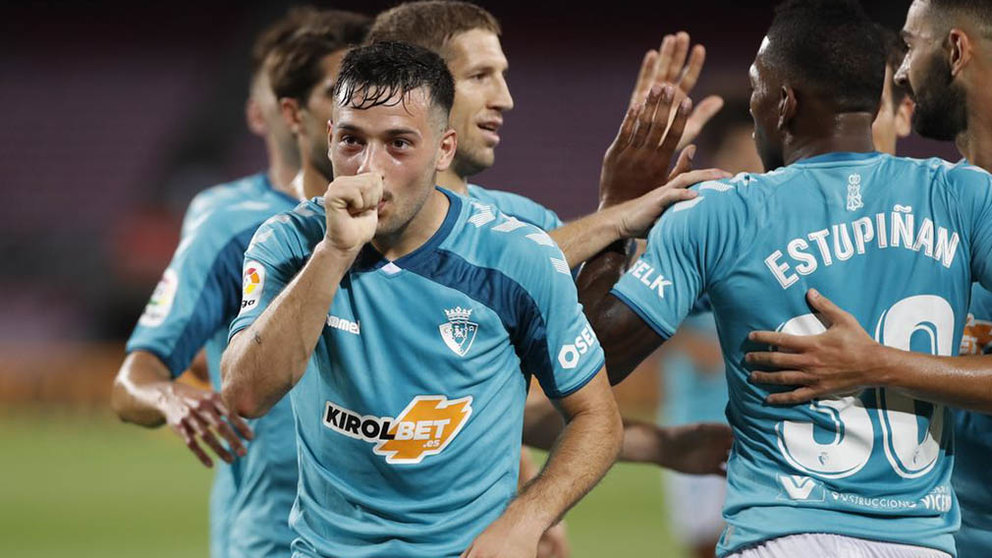 El jugador de Osasuna José Arnaiz celebra el gol marcado al Barcelona durante el encuentro correspondiente a la jornada 37 de primera división disputado esta noche en el estadio del Camp Nou, en Barcelona. CA OSASUNA
