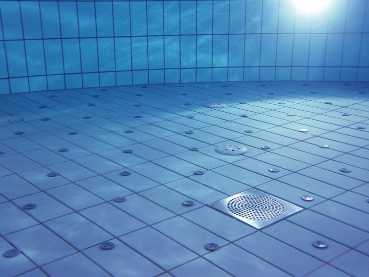 Imagen del fondo de una piscina. ARCHIVO