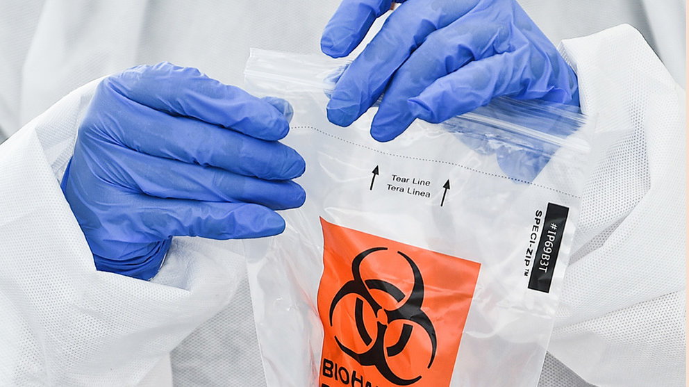 17 July 2020, US, Rock Island: A health worker places a sample into a biohazard bag at a coronavirus testing mobile facility in the parking lot of the QCCA Expo Center. Photo: Meg Mclaughlin/Dispatch Argus via ZUMA Wire/dpa
ONLY FOR USE IN SPAIN

17 July 2020, US, Rock Island: A health worker places a sample into a biohazard bag at a coronavirus testing mobile facility in the parking lot of the QCCA Expo Center. Photo: Meg Mclaughlin/Dispatch Argus via ZUMA Wire/dpa

17/7/2020 ONLY FOR USE IN SPAIN