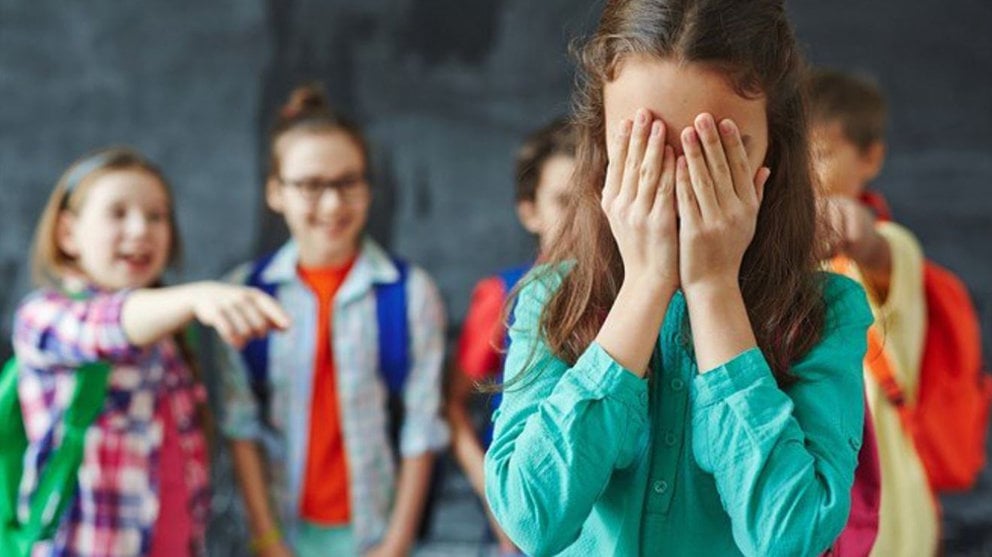 Niños hacen bulling o acoso escolar a una alumna en un colegio ARCHIVO