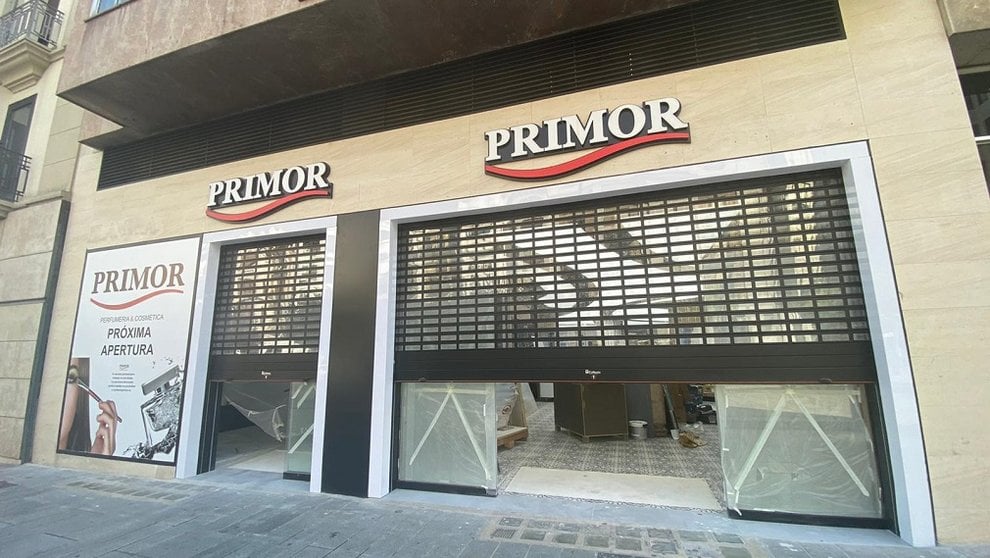 Entrada a la tienda Primor en la que se están realizando obras para su próxima apertura en la avenida Carlos III de Pamplona. NAVARRA.COM