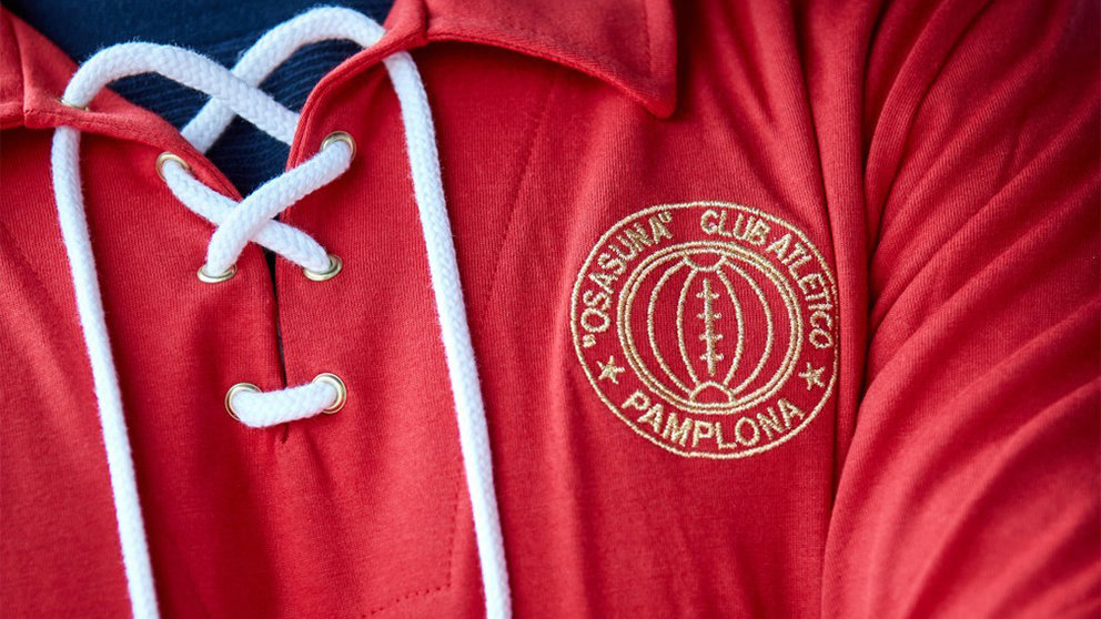 Detalle del primer escudo del Club Atlético Osasuna en la nueva camiseta retro de paseo presentada en rueda de prensa. C. A. OSASUNA