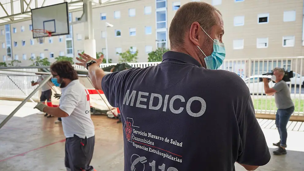 Médicos y voluntarios preparan en las inmediaciones del Instituto de Educación Secundaria de Mendillorri la zona donde realizarán durante esta tarde pruebas PCR de diagnóstico de COVID-19 a jóvenes de entre 17 y 28 años, en Pamplona, Navarra (España), a 23 de julio de 2020. El Gobierno de Navarra decidió implantar en el barrio pamplonés de Mendillorri la llamada fase 2 debido al incremento de contagios por un brote de coronavirus por ello se realizan pruebas de PCR a todos los jóvenes de entre 17 y 28 años en este barrio, ya que representan el 93% de los afectados por este brote. Serían pruebas a unos 2.400 jóvenes.

23 JULIO 2020;PAMPLONA;NAVARRA;CORONAVIRUS;PCR;MEDILLORRI

23/7/2020