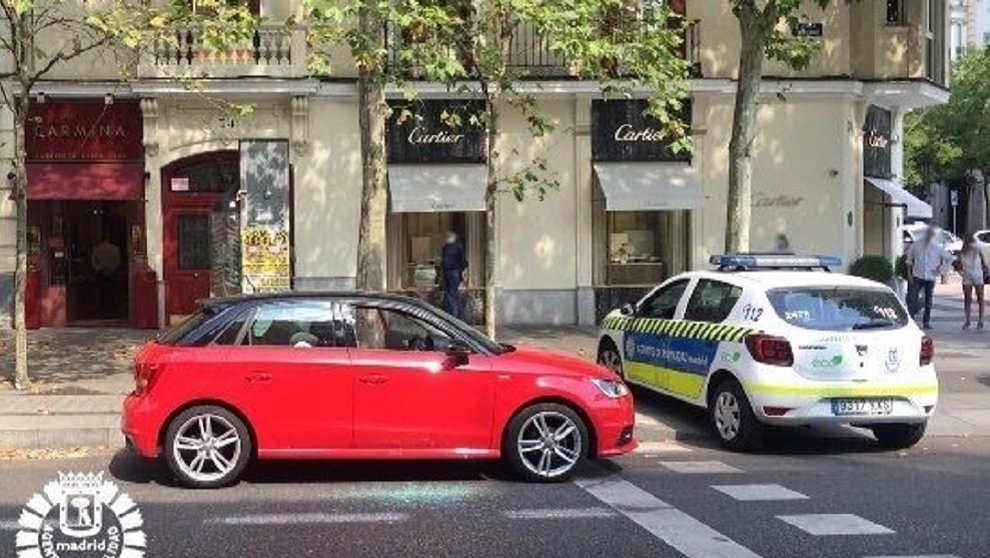 Rescatan a un bebé que dejaron dentro de un coche a 37 grados en la calle Serrano - AGENTES DE LA MOVILIDAD DE MADRID