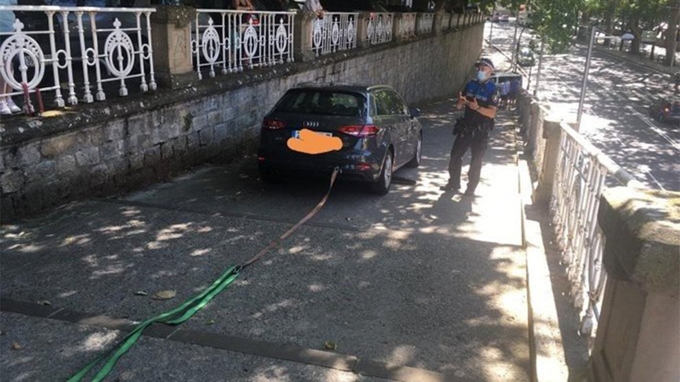 Un coche acaba en las escaleras de la cuesta del Labrit tras seguir las indicaciones del GPS. Policía Municipal de Pamplona