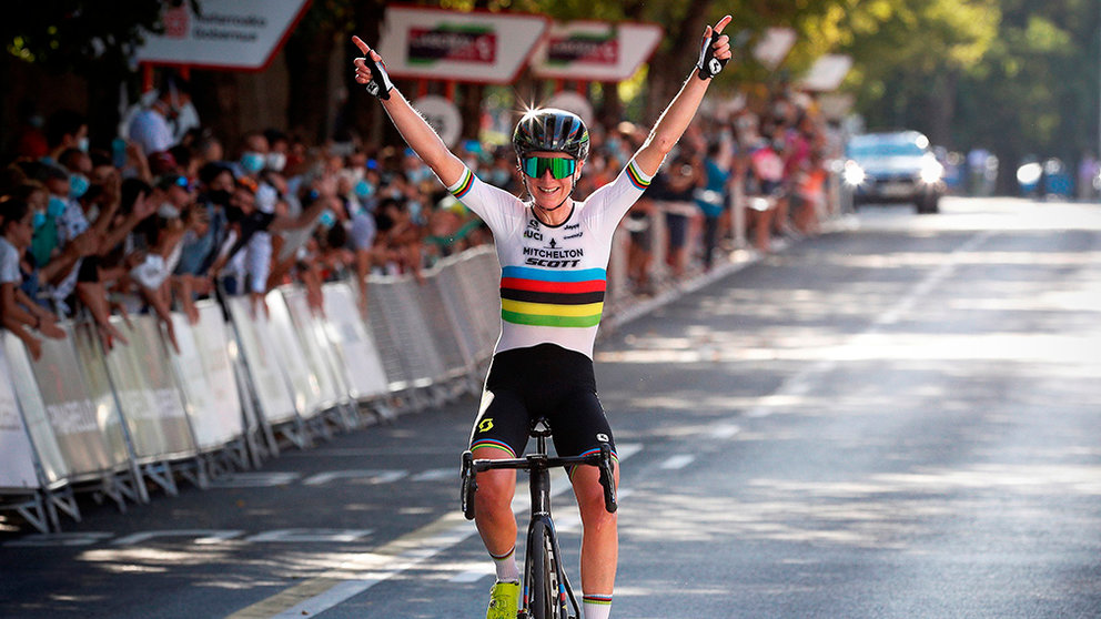 La ciclista neerlandesa Annemiek van Vleuten, del equipo Mitchelton-Scott y actual campeona mundial, se ha impuesto en la segunda etapa de la &#34;Clásica Féminas de Navarra&#34; disputada en Pamplona, tras más de 20 kilómetros rodando en solitario. EFE/Villar López