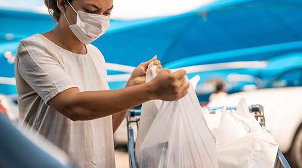 Una mujer, con bolsas de plástico en un supermercado ARCHIVO
