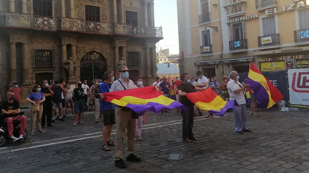 Concentración en la plaza del Ayuntamiento de Pamplona contra la visita a Navarra de los reyes EUROPA PRESS