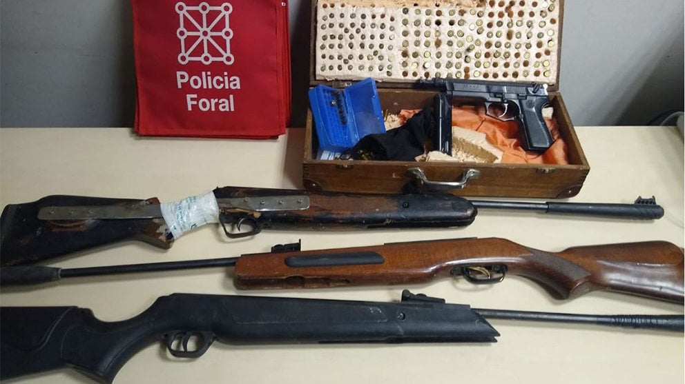 Las armas que se le incautaron a un vecino de Tafalla: tres carabinas de aire comprimido, dos de calibre 4.5 y una de 5.5, y una pistola. POLICÍA FORAL
