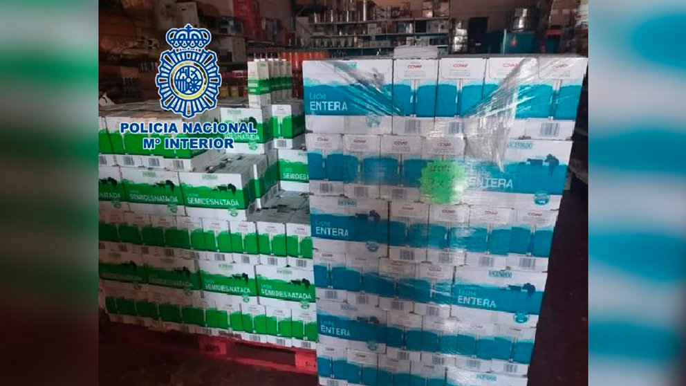 Packs de leche donados por una empresa a Cruz Roja y que fueron puestos a la venta POLICÍA DE ALMERÍA