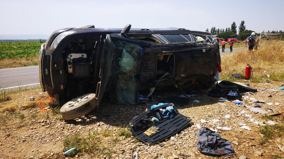 Coche implicado en una colisión con un camión en Cadreita y que ha dejado a un joven de 26 años herido BOMBEROS DE NAVARRA