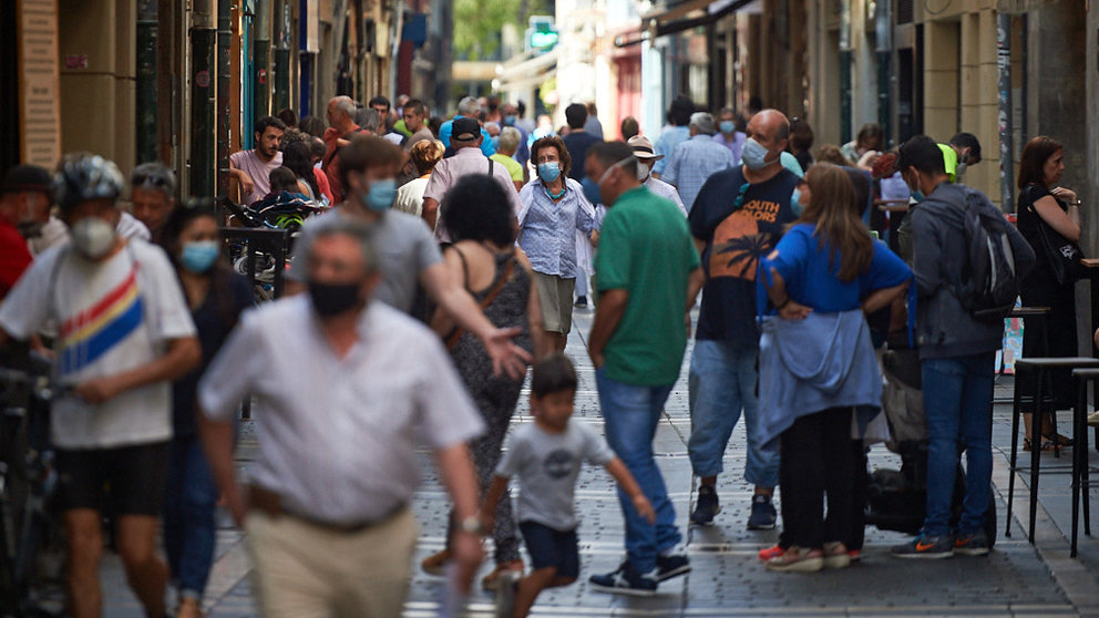 Las terrazas y calles de Pamplona en pleno verano durante la crisis del coronavirus. MIGUEL OSÉS
