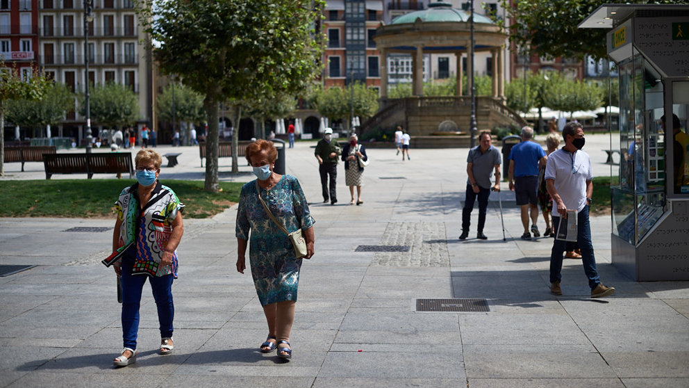 Las terrazas y calles de Pamplona en pleno verano durante la crisis del coronavirus. MIGUEL OSÉS