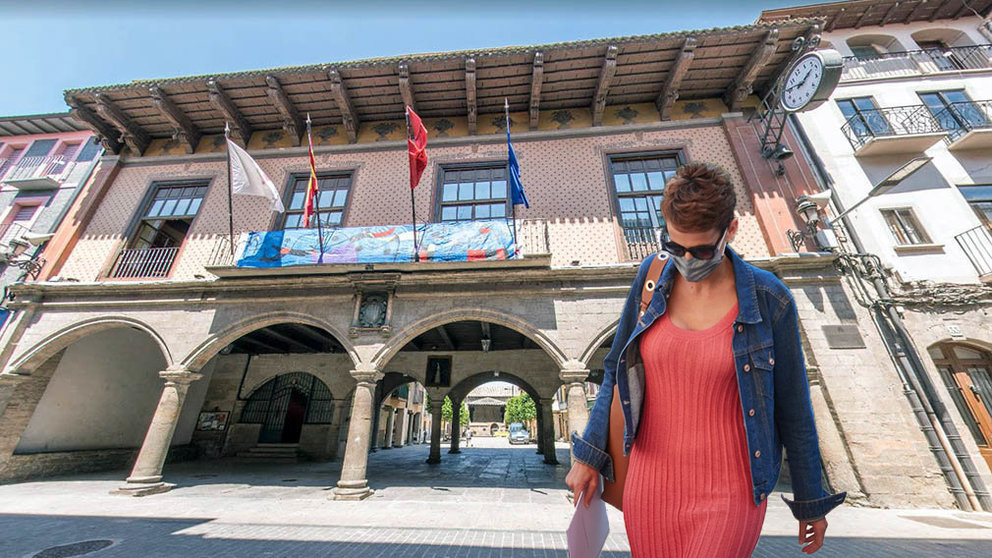 Montaje de la presidenta del Gobierno de Navarra, María Chivite, y la fachada del Ayuntamiento de Sangüesa. NAVARRA.COM
