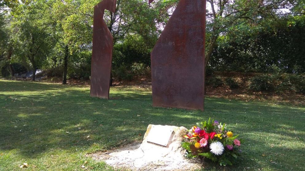 Monumento a las víctimas del terrorismo Puerta de la Libertad en Berriozar (2) CEDIDA