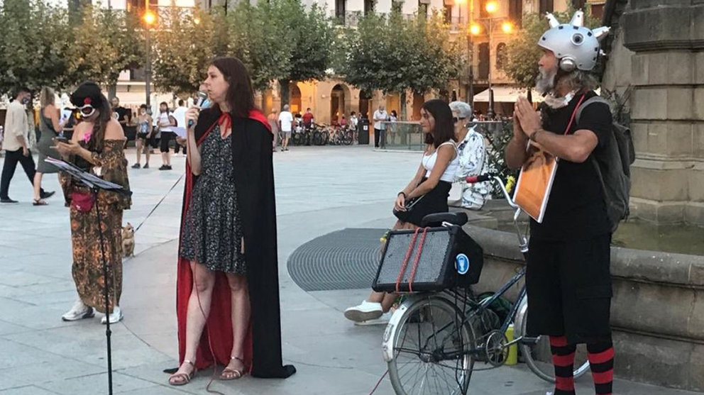Concentración contra el uso de mascarillas en la plaza del Castillo de Pamplona TWITTER (@esparzahueto)