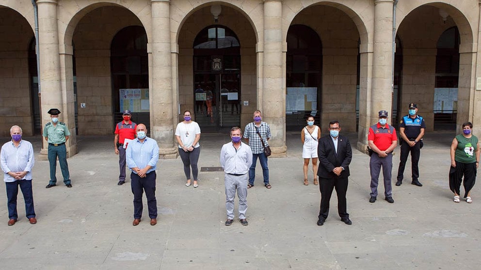 Posado de las autoridades en el exterior del Ayuntamiento de Tafalla en la campaña para frenar la expansión del coronavirus durante las no fiestas. GOBIERNO DE NAVARRA
