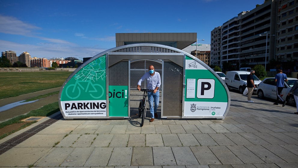 El concejal delegado de Proyectos Estratégicos, Movilidad y Sostenibilidad, Fermín Alonso, presenta las nuevas dotaciones de la red pública de aparcamientos para bicicleta. MIGUEL OSÉS