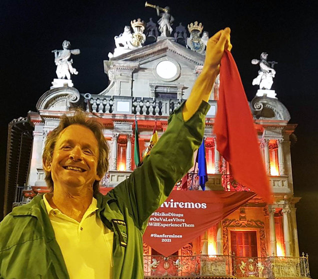 El inglés Tim Pinks, el pasado 14 de julio en la plaza del Ayuntamiento de Pamplona a la hora del pobre de Mí en el año en el que no se celebraron los Sanfermines por la crisis sanitaria del coronavirus. CEDIDA