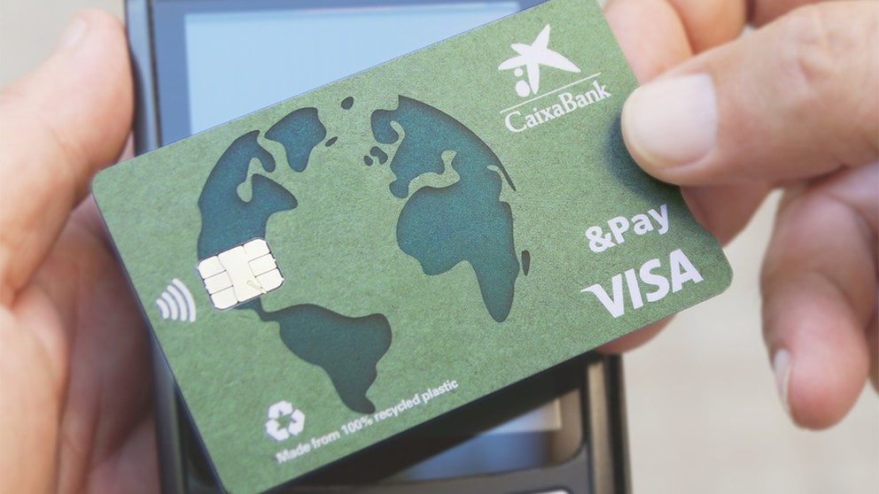 La nueva Visa & Pay de CaixaBank hecha de plástico 100% reciclado. CEDIDA