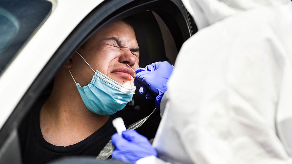 17 July 2020, US, Rock Island: A health worker takes a swab from a man in his car for coronavirus PCR tests at a coronavirus testing mobile facility in the parking lot of the QCCA Expo Center. Photo: Meg Mclaughlin/Dispatch Argus via ZUMA Wire/dpa
ONLY FOR USE IN SPAIN

17 July 2020, US, Rock Island: A health worker takes a swab from a man in his car for coronavirus PCR tests at a coronavirus testing mobile facility in the parking lot of the QCCA Expo Center. Photo: Meg Mclaughlin/Dispatch Argus via ZUMA Wire/dpa

17/7/2020 ONLY FOR USE IN SPAIN