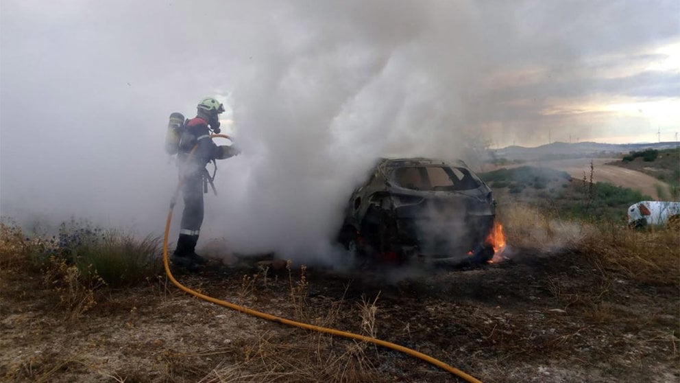 Un bombero extingue el coche en el incendio forestal de Azagra BOMBEROS DE NAVARRA