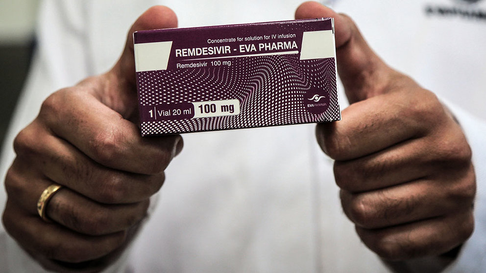Un hombre muestra en un laboratorio un paquete del medicamento Remdesivir, principal tratamiento frente al coronavirus. ARCHIVO