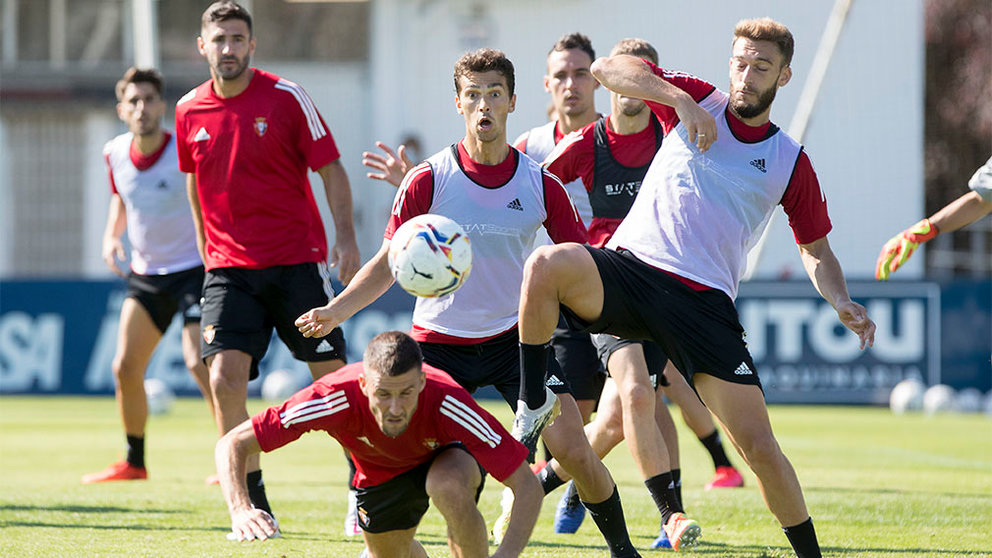 Roberto Torres y Oier Sanjurjo, capitantes del club rojillo, disputan un balón en un entrenamiento de pretemporada en Tajonar. OSASUNA