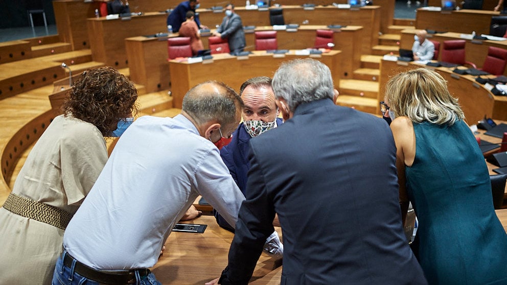 Parte de la bancada de Navarra Suma en el Parlamento de Navarra hablan durante un receso. PABLO LASAOSA