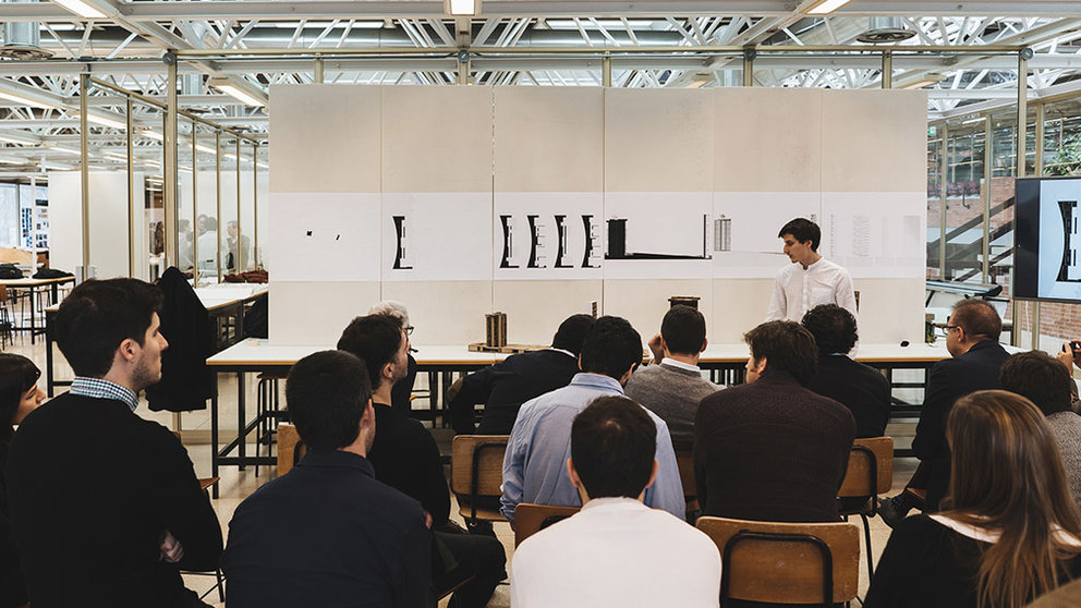 Alumnos del Máster en Teoría y Diseño Arquitectónico en la presentación de sus trabajos, durante una pasada edición. UNAV