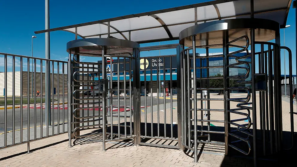 GRAFCAV8450. TUDELA, 02/09/2020.- La planta av&iacute;cola del grupo UVESA en Tudela ha retomado esta madrugada la producci&oacute;n tras haber permanecido cerrada de forma cautelar desde el pasado d&iacute;a 29 al detectarse un brote de COVID-19 con 175 casos positivos confirmados por prueba PCR. La producci&oacute;n en la planta, en la que se ha llevado a cabo una desinfecci&oacute;n especial de todas las instalaciones, incluyendo conductos de aire acondicionado, aceras, exteriores y nebulizaciones, y se ha reforzado el servicio de limpieza, se retoma con 239 trabajadores y la plantilla en activo ir&aacute; aumentado progresivamente durante los pr&oacute;ximos d&iacute;as. EFE/ Jes&uacute;s Diges
