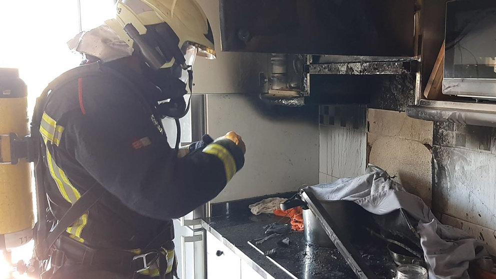 Un bombero en la cocina que ha ardido en una casa de Mendillorri. BOMBEROS DE NAVARRA