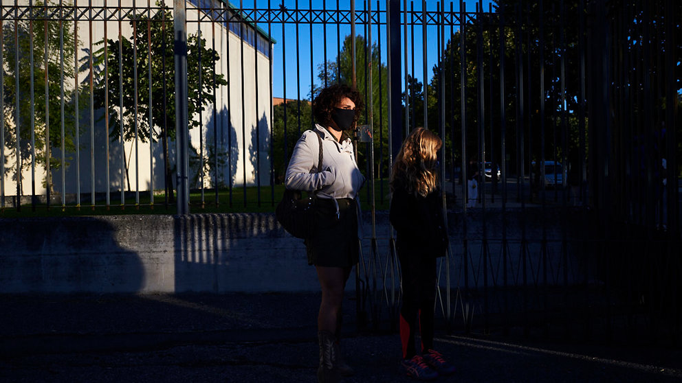 Una madre y una hija esperan a entrar al centro escolar para la vuelta al cole. PABLO LASAOSA