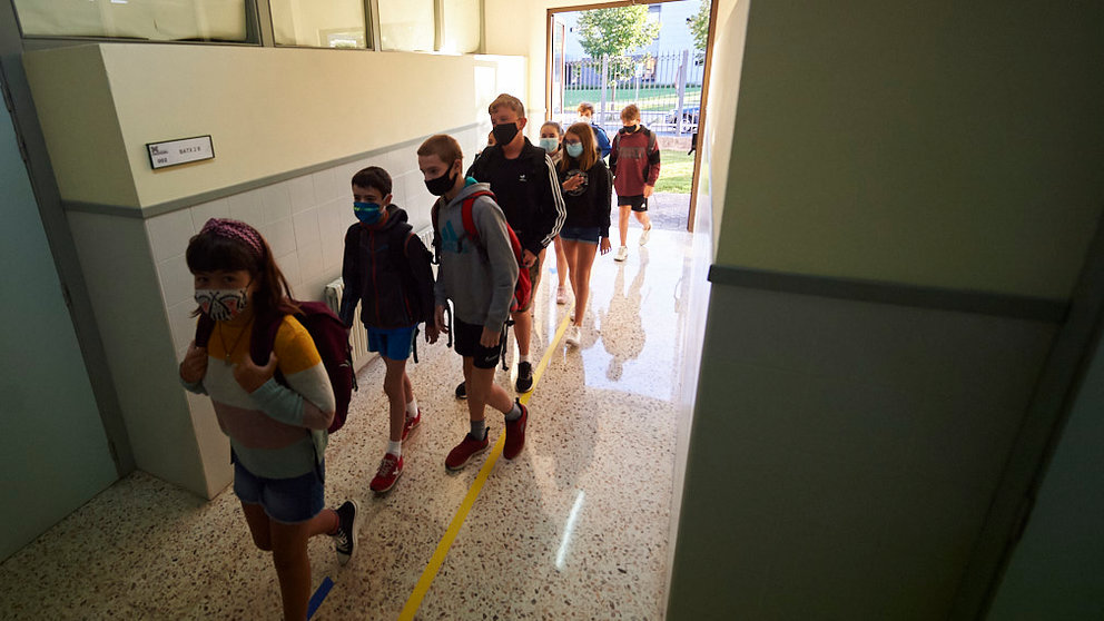 Estudiantes acceden a un centro escolar durante la vuelta al cole. PABLO LASAOSA