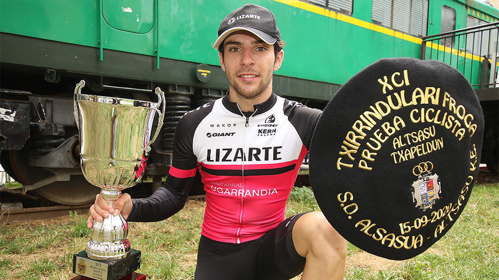 Jordi López, ganador de la prueba ciclista en Alsasua, con trofeo y txapela. Cedida.