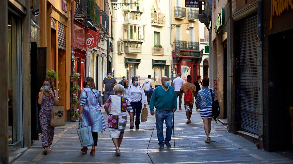 La gente de compras por el casco viejo de Pamplona. MIGUEL OSÉS