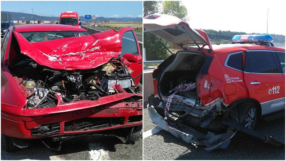 El vehículo de la izquierda ha embestido en la carretera al coche de la Policía Foral (derecha) que señalizaba un accidente anterior en la autovía del Camino de Pamplona. POLICÍA FORAL