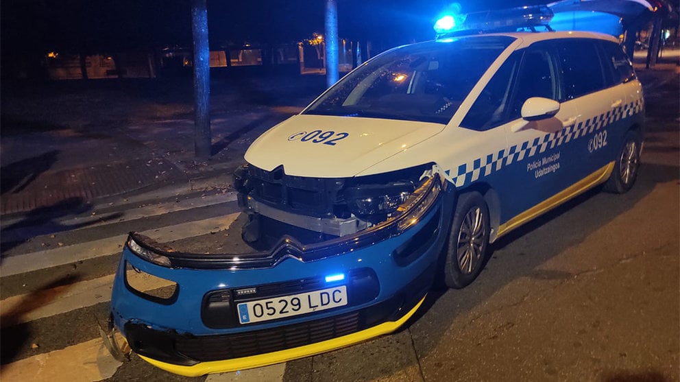 El coche patrulla de la Policía Municipal de Pamplona después de que un vehículo que trataba de escapar chocase con el mismo. TWITTER