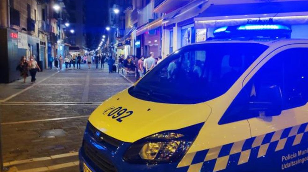 Agentes policiales controlan el cierre de los establecimientos en Pamplona POLICÍA MUNICIPAL DE PAMPLONA