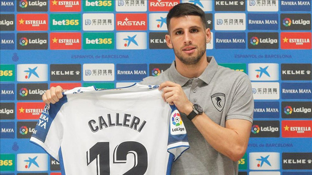 Calleri mostrando su camiseta cuando fichó por el Espanyol la temporada 2019-20. Efe.