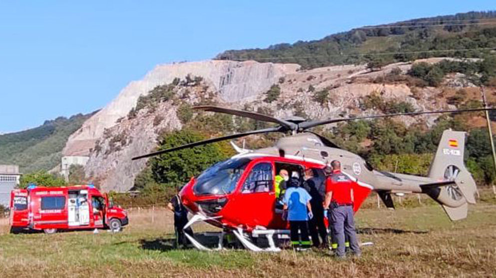 Traslado en helicóptero de uno de los heridos en el accidente de Olazagutía POLICÍA FORAL