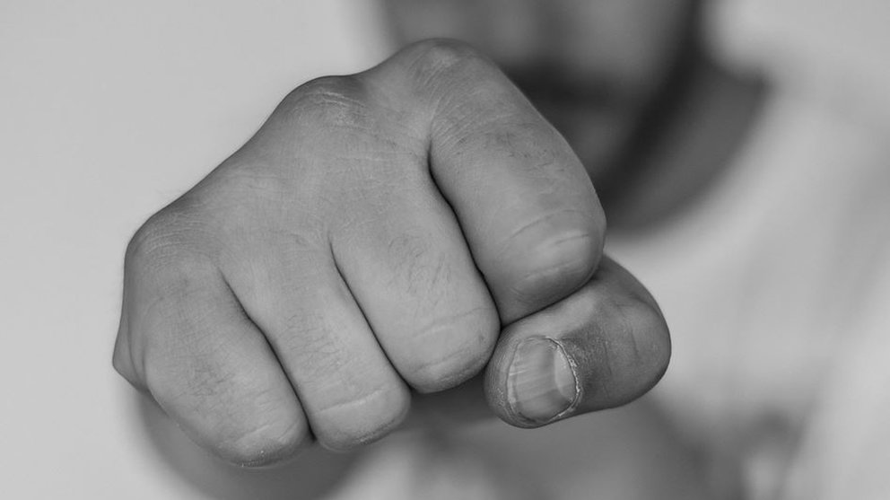 Un hombre propina un puñetazo durante una pelea ARCHIVO