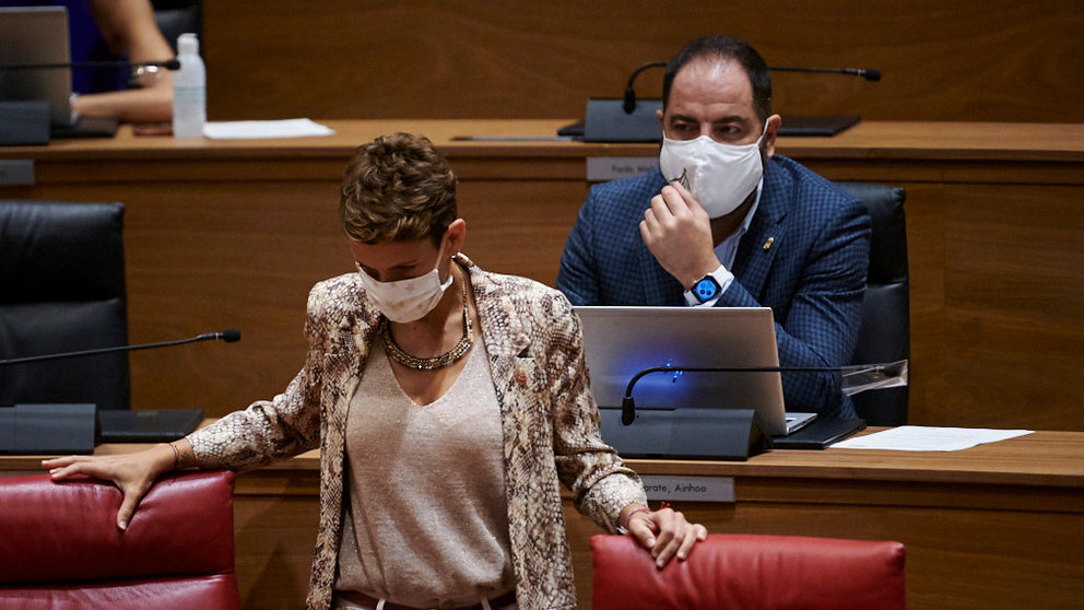 María Chivite, presidenta del Gobierno de Navarra, accede al salón de plenos del Parlamento. PABLO LASAOSA