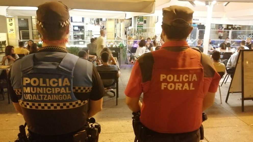 Agentes de la Policía Foral y Policía Municipal trabajan de manera conjunta en Pamplona. POLICÍA MUNICIPAL