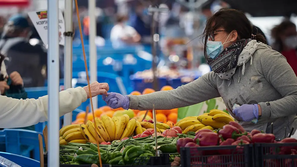 Una mujer compra en uno de los puestos del mercadillo de Pamplona - Eduardo Sanz / Europa Press - Archivo
