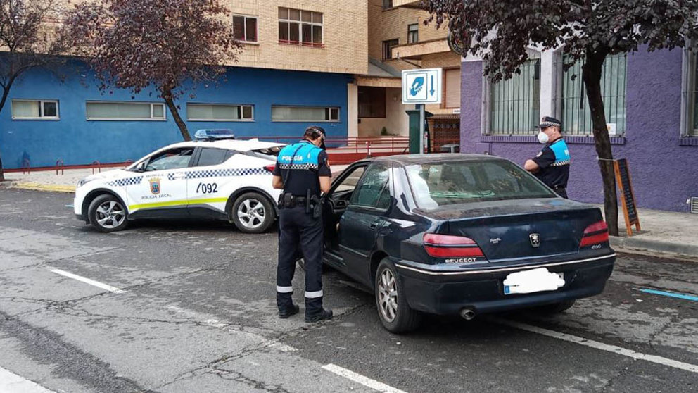 Agentes de la policía local de Tudela en un control en la plaza de la estación de la localidad. CEDIDA (8)