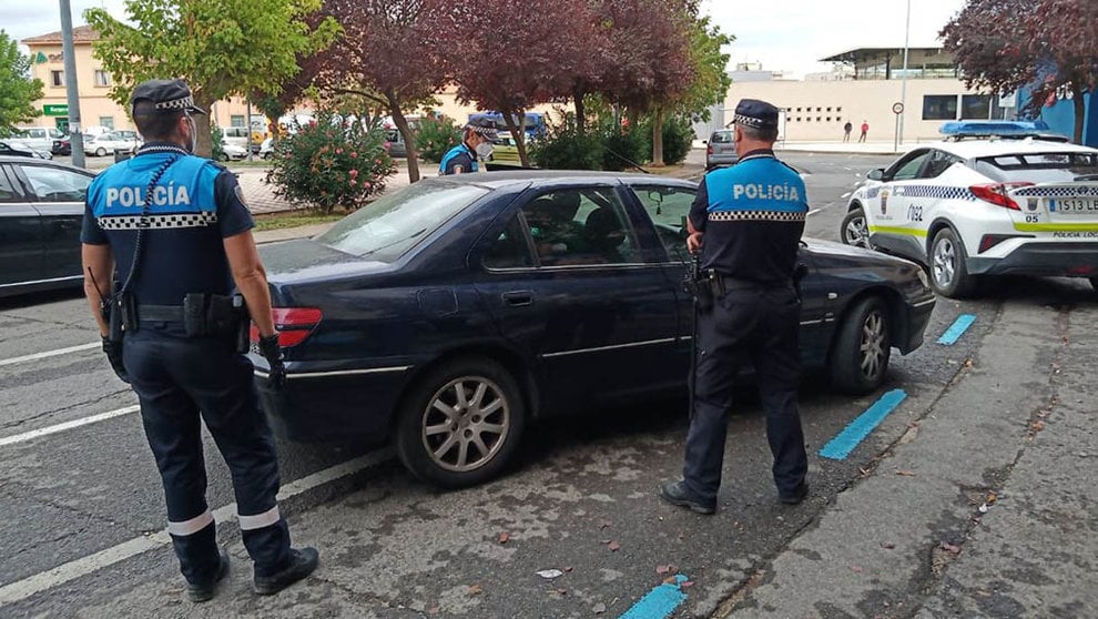 Agentes de la policía local de Tudela en un control en la plaza de la estación de la localidad. CEDIDA (9)